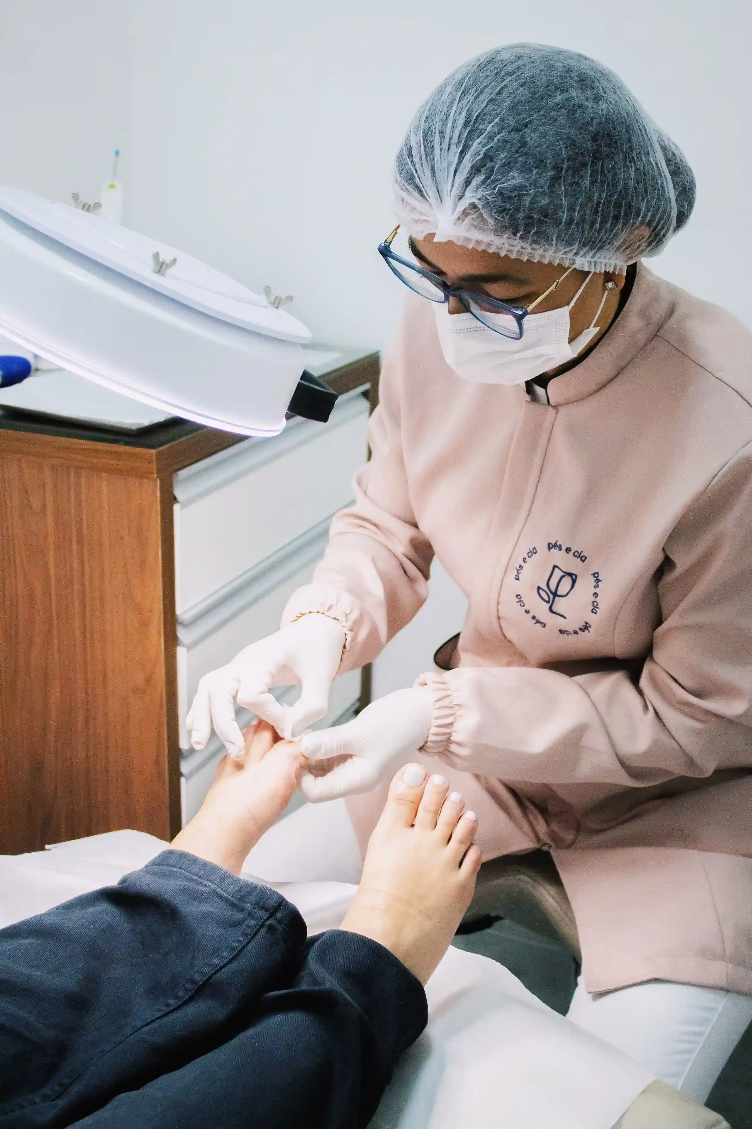 Podóloga da Pés e Cia realizando tratamento profissional